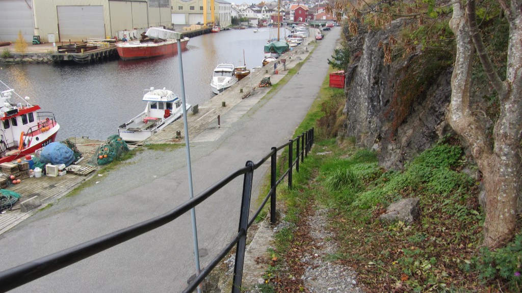 Fiskernes vei, utsikt ovenfra der rekkverket slutter, mot Kongshavn 