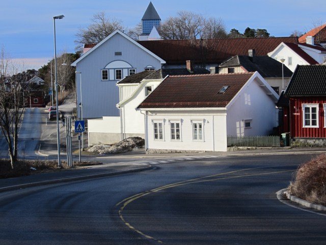 Lilletorvet, den sydlige enden av Baneveien. Vi ser Rådhusets nordvegg og kirketårnet i bakgrunnen