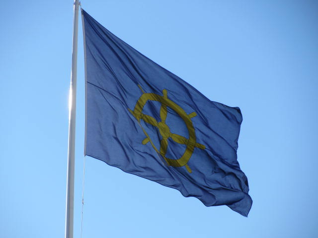 Kommunens logo vaier på østsiden av Kirkeveien