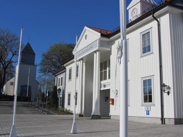 Rådhuset til høyre, sett fra Kirkeveien. Kirken i bakgrunnen (2011)