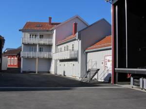 Wrightegaardshaven vestre del, sett mot syd. Scenen til høyre, leiligheter bygget 2008-09 for å skjerme byen mot konsertlyd