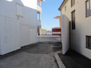 Wrightegaardshaven sett fra Kongshavnsgate/Torget. Med porten oppe ser vi gjennom haven til Kongshavn