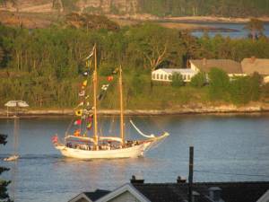 Skutebesøk under Shantyfestival 2011. Langøya i bakgrunnen