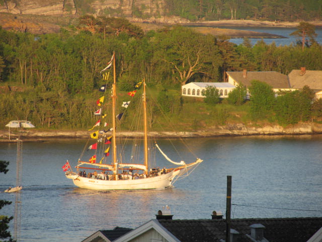 Skutebesøk under Shantyfestival 2011. Langøya i bakgrunnen