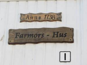 Plakett på en nordlig husvegg i den nordlige del av Strandgaten