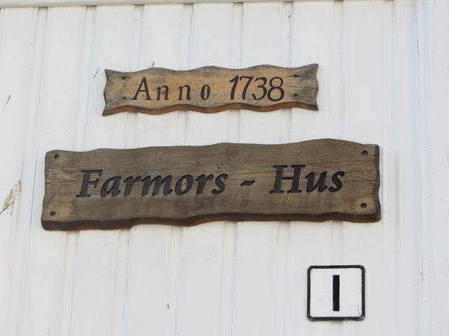 Plakett på en nordlig husvegg i den nordlige del av Strandgaten