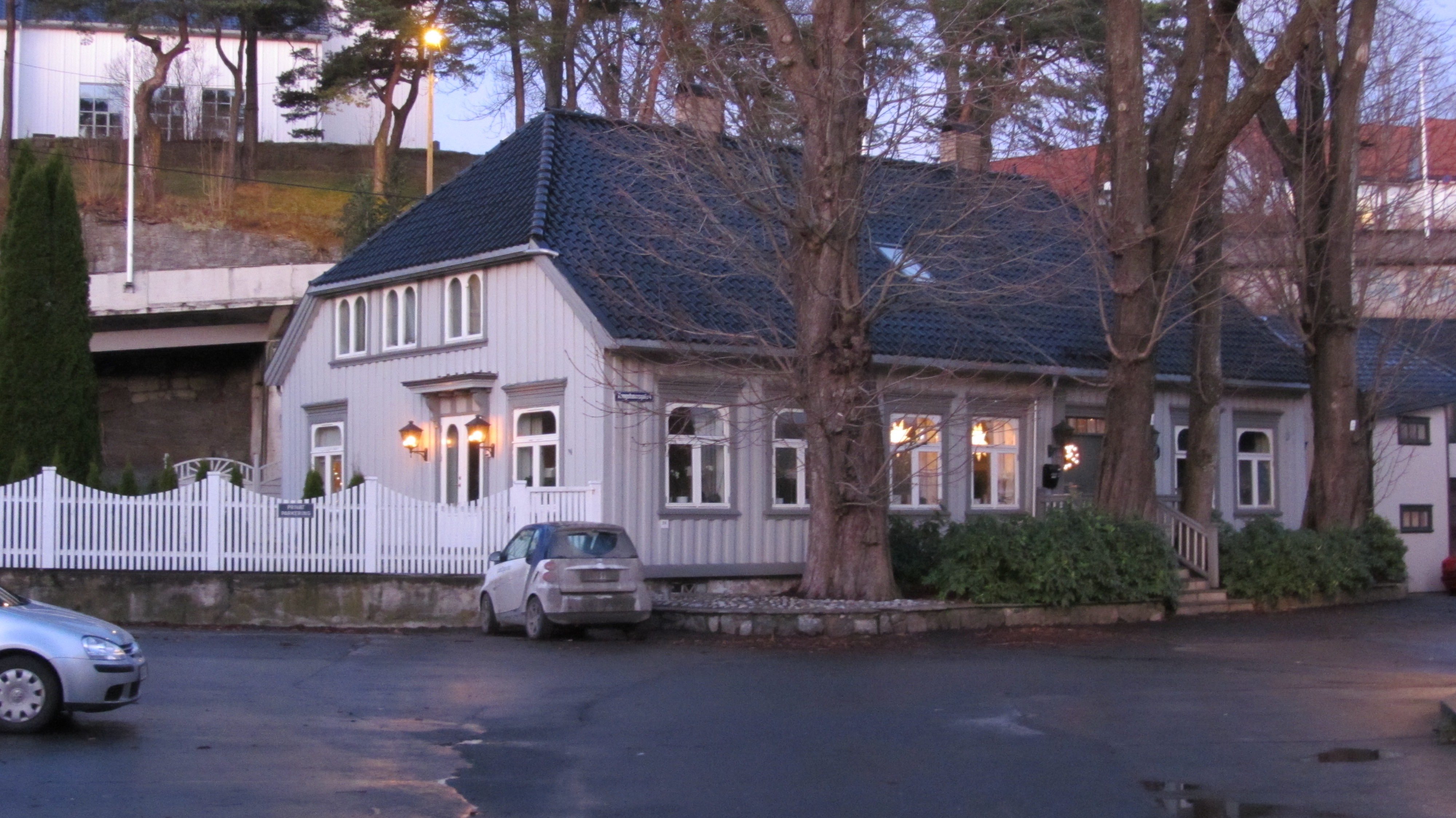 Apotekergården pyntet med julestjerner
