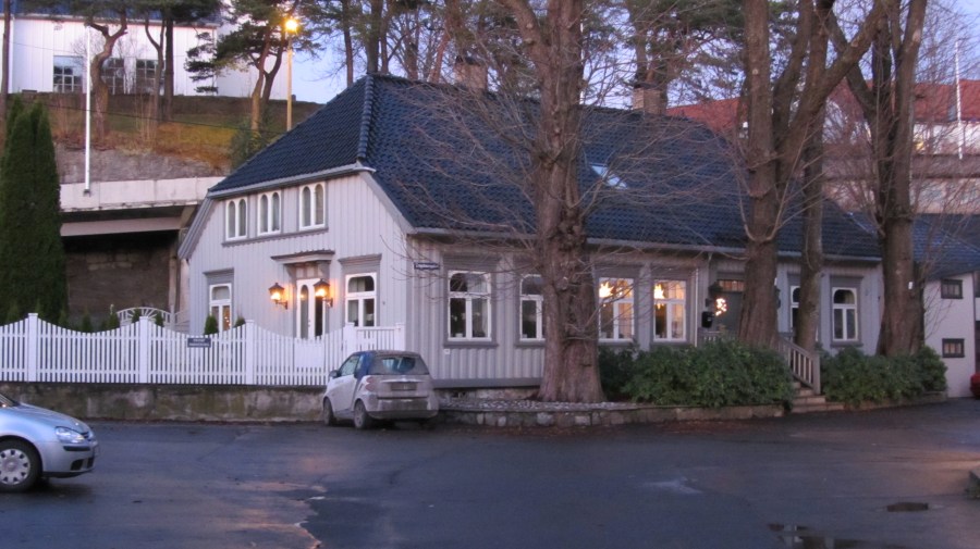 Apotekergården pyntet med julestjerner