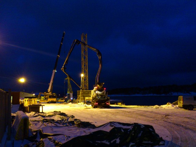 Byggekranen monteres på den nye Havneterminalen