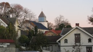 Kirken sett fra sør, krysset Skougaardsgate og Clarksgate