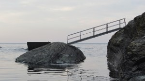 Guttesteinvika i vårdrakt