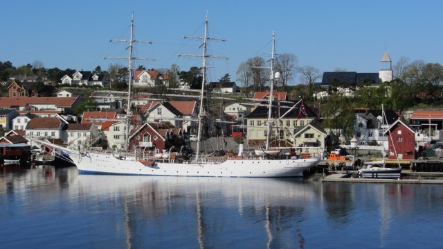 Christian Radich, Det gamle rådhuset (bak aktre mast), lenger til høyre Victoria Gjestgiveri, videre Cudrios sjøbod. Mellom disse to sistnevnte bygningene aner vi Wrightegaarden. 