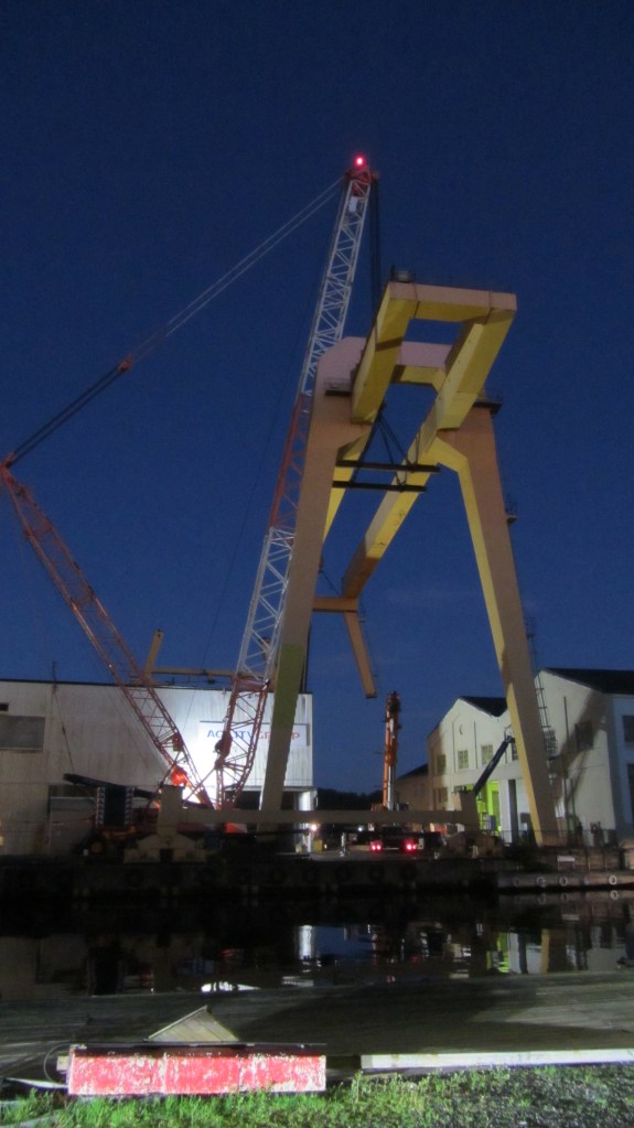 Krana med korte bein. Det ble jobbet til sent på kveld - 13.10.2014