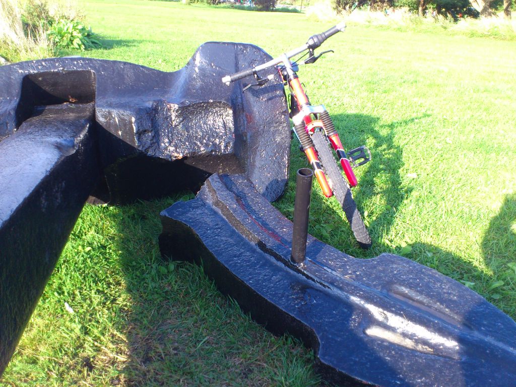 Full City's anker (og en guttesykkel)